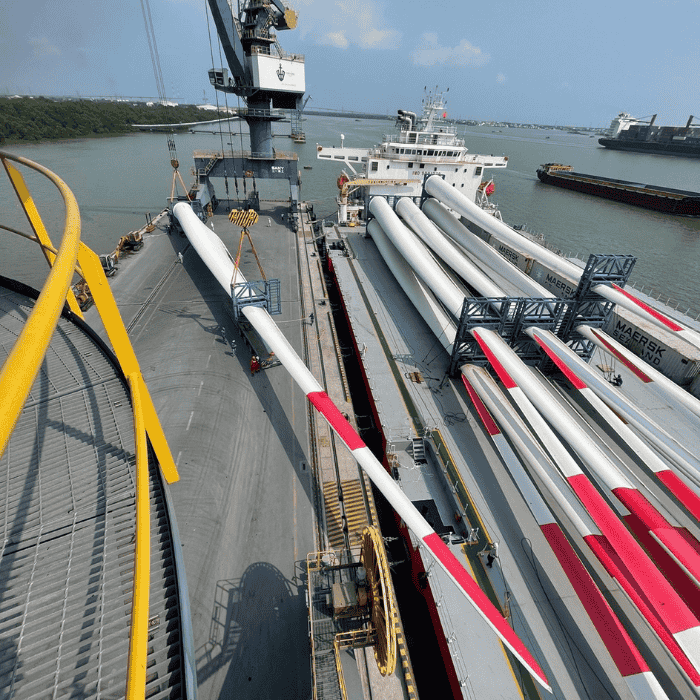 Bốc xếp và chằng buộc cánh quạt điện gió lên tàu tại cảng