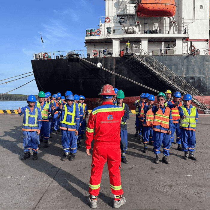 Đội ngũ công nhân Trường Giang Group thực hiện chằng buộc bốc xếp hàng hóa tại cảng